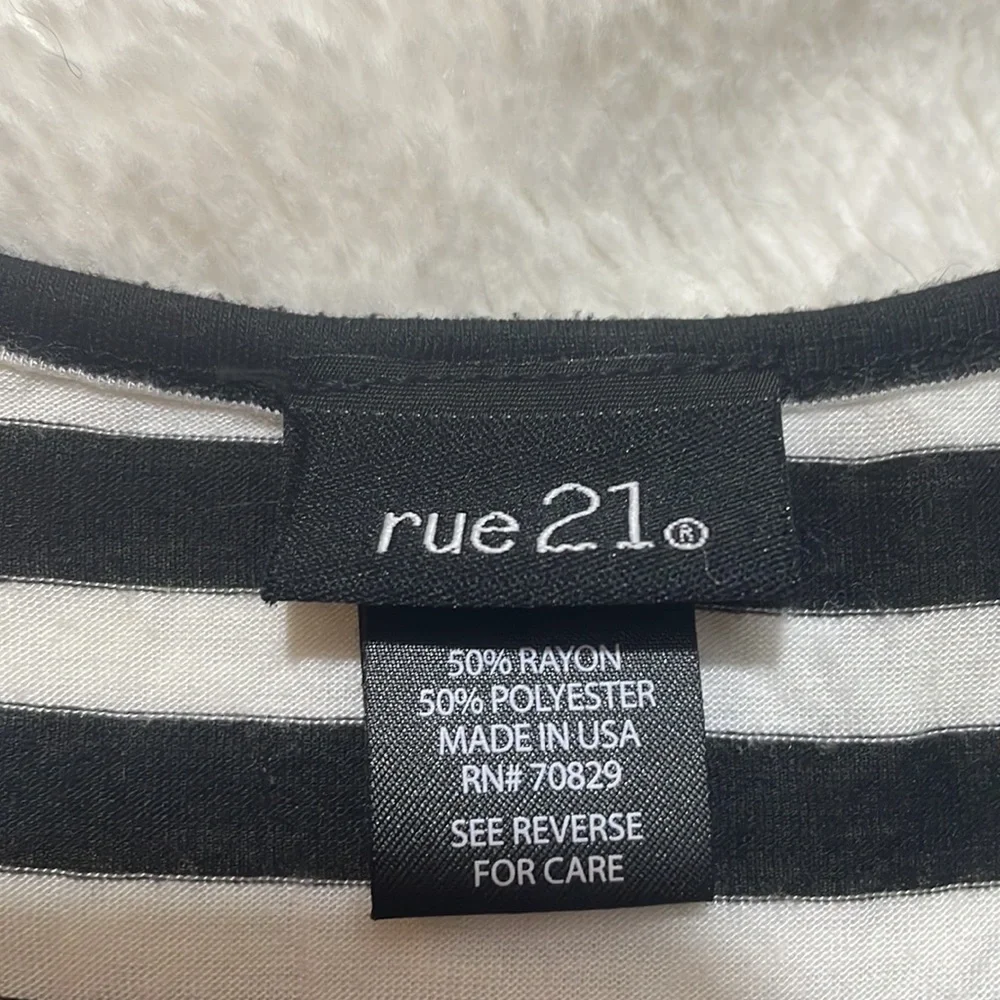 Rue21 black and white striped‎ top with pattern